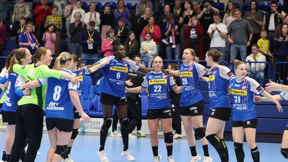 Bereit für die Party: Die Blombergerinnen feiern den Heimsieg und den ersten Platz in der Gruppe. - © Paul Cohen