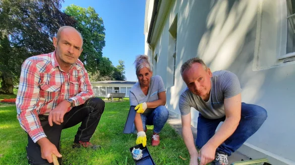 Sch&auml;dlingsbek&auml;mpfer Thorsten Gronemeier (rechts) und seine Mitarbeiterin Heike Marx haben im Kurpark in Bad Meinberg insgesamt vier K&ouml;derstationen aufgestellt. G&auml;rtner Gerhard Haut, Mitarbeiter des Landesverbandes Lippe, zeigte den Experten, wo er die Ratten gesichtet hatte. - &copy; Michaela Wei&szlig;e(LZ)