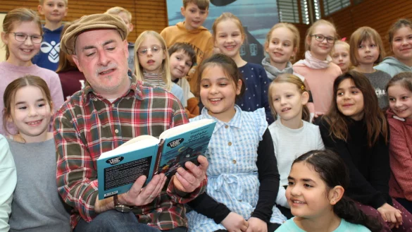 Die Detektiv-Geschichte von Buchautor Sascha Gutzeit kommt bei den Drittkl&auml;sslern aus Hardissen bestens an. - &copy; Sandra Castrup