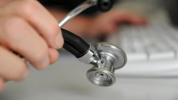 Ein Arztlotse k&ouml;nnte in Lippe die Nachfolgersuche vorantreiben. - &copy; Marijan Murat/dpa