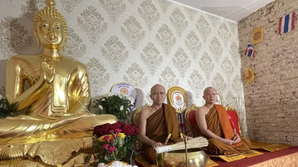 Die beiden M&ouml;nche Phra Manoon und Phra Manop sind Meditationslehrer und Br&uuml;der. Sie sitzen - wie es die buddhistischen Regeln vorgeben - w&auml;hrend des Gebetes und der Meditation leicht erh&ouml;ht. - &copy; Natalie Gottwald