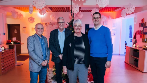 Bürgermeister Matthias Kalkreuter (von rechts), Fachgruppenleiter Jugend, Dirk Pahmeier, sowie Fachbereichsleiter Bildung, Jugend und Soziales, Beigeordneter Frank Ra-yczik gratulieren Kita-Leiterin Katja-Hübner Matern zum 50jährigen Bestehen der städtischen Kindertageseinrichtung in Lage-Müssen - © Stadt Lage