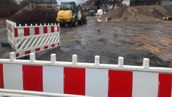 Auf dem Parkplatz Kampstra&szlig;e werden B&auml;ume gef&auml;llt und Str&auml;ucher beseitigt. Es sind vorbereitende Ma&szlig;nahmen f&uuml;r den Bau des Fachmarktzentrums. - &copy; Michaela Wei&szlig;e