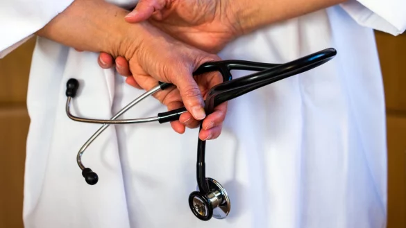 Eine &Auml;rztin h&auml;lt ein Stethoskop in den H&auml;nden - &copy; Foto: Jens B&uuml;ttner