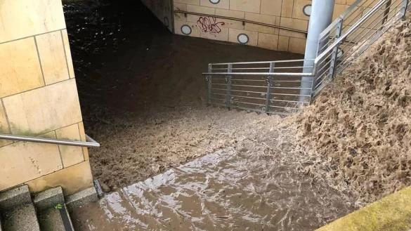 An der Stra&szlig;e "Auf der Klus" ist der Schledenbach &uuml;ber das Ufer getreten und in eine Fu&szlig;g&auml;ngerunterf&uuml;hrung geflossen. - &copy; Feuerwehr L&uuml;gde