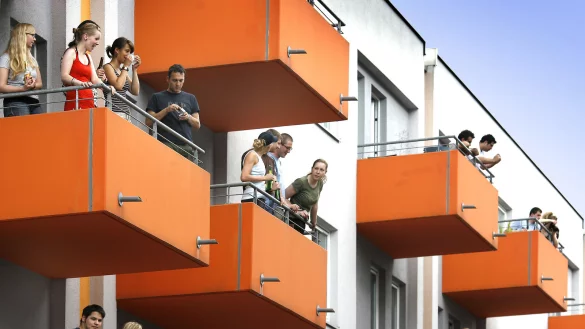 Das Foto zeigt die sogenannte "Orangenkiste", eine Wohnanlage für Studierende in Bielefeld. - © Andreas Frücht