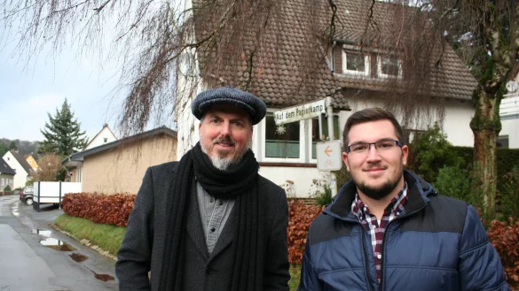 Masterplanmanager Markus Herbst vom Kreis Lippe (links) und Klimamanager Daniel Gro&szlig;mann stehen an der Stra&szlig;e "Auf dem Papierkamp". Der umliegenden Siedlung wollen sie energieeffiziente Ma&szlig;nahmen n&auml;her bringen. - &copy; Kirsten Fuhrmann