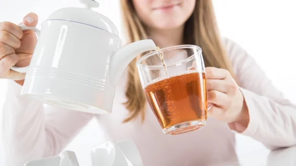 Schwarzteemischungen im Schadstofftest - &copy; Foto: Christin Klose