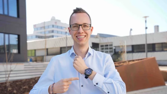 Philipp Neumann ist wissenschaftlicher Mitarbeiter und Doktorand im Fachbereich Wirtschaftswissenschaften der TH OWL. Der 27-Jährige forscht seit fünf Jahren zu den Effekten der Zeitumstellung. - © TH OWL