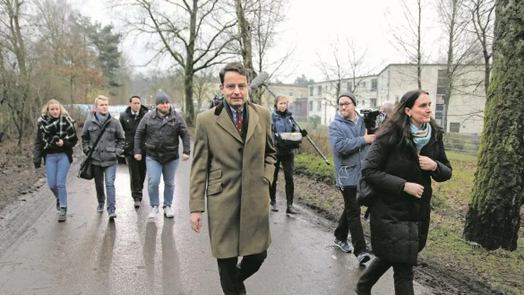 Vor der Fl&uuml;chtlingsunterkunft Oerlinghausen: Staatssekret&auml;r Andreas Bothe macht sich mit seiner Sprecherin Wibke Op den Akker auf den Weg zum Gespr&auml;ch mit B&uuml;rgermeister Dirk Becker. - &copy; Sigurd Gringel