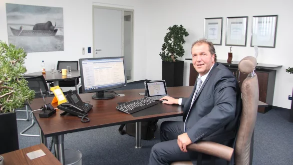 Aufger&auml;umt: Andreas Fritsch, Niederlassungsleiter der Spedition Dachser in Lockhausen, liebt den leeren Schreibtisch, seit er auf ein papierloses B&uuml;ro umgestellt hat. - &copy; Stefan Backe