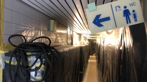 Damit die Umkleiden nicht voll Baustaub geraten, sind sie mit schwarzer Folie ordentlich abgeklebt. - &copy; Till Brand