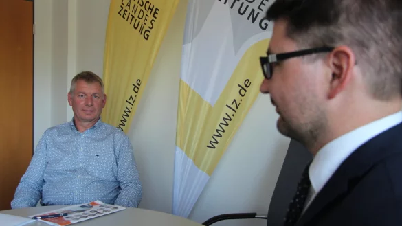 B&uuml;rgermeisterkandidat Frank Meier (&bdquo;Zukunft Extertal") trifft in den Redaktionsr&auml;umen auf Christian Sauter (FDP, rechts) und beantwortet dessen Fragen. - &copy; Silke Buhrmester