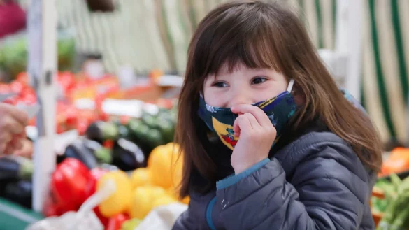 Kind mit Maske - &copy; Foto: Mascha Brichta/dpa-tmn