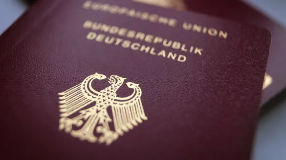 In Zukunft sollen Ausl&auml;nder bereits nach f&uuml;nf Jahren einen deutschen Pass beantragen k&ouml;nnen. (Archivbild) - &copy; dpa