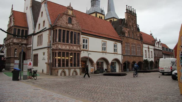 Ein Vorzeigebau der Weserrenaissance ist das Lemgoer Rathaus. - &copy; Katrin Kantelberg