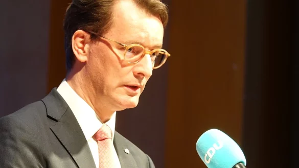 Souverän am Pult: Hendrik Wüst in Salzuflen. - © Axel Bürger