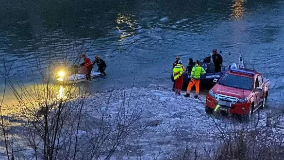 Auto in Salzach gest&uuml;rzt - &copy; Foto: Fmt-Pictures/APA/dpa