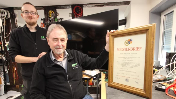 Zwei Generationen: Tim Frevert (links) wird das Geschäft seines Vaters Friedel Frevert übernehmen. Bei beiden Almenaer machen sich Sorgen um die Zukunft des Berufs des Informationselektronikers und machen teils auch die Organisation des Berufsschulunterrichts dafür verantwortlich, dass sich keine Azubis finden. - © Jens Rademacher