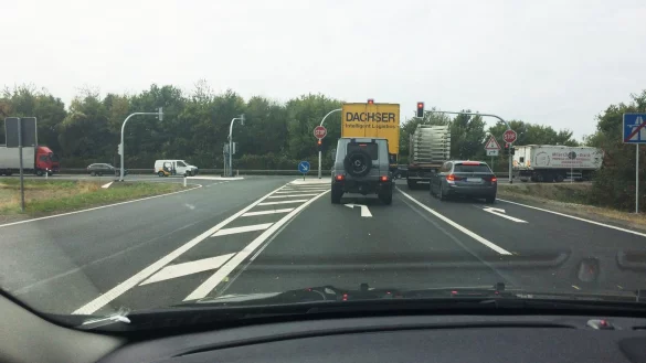 Die Lichtzeichenanlage an der Ostwestfalenstra&szlig;e: Wer von der A 2 kommend in Richtung Lemgo (links) oder Bielefeld will, muss auf Gr&uuml;n warten. Daf&uuml;r hat er die Sicherheit, dass er trotz jeder Menge Verkehr in absehbarer Zeit auf die Ostwestfalenstra&szlig;e kommt. ? - &copy; Thomas Reineke