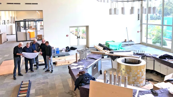 Baubesprechung in der &bdquo;neuen" Wandelhalle: Gerhard Z&uuml;lch, Innenarchitekt Stephan Ritter, Dieter Z&uuml;lch, Marc-Andr&eacute; H&ouml;lling und B&uuml;hnenbildner Gunter Thurner (von links) blicken in einen Plan. Im Hintergrund sind zwei von vier Pavillons zu sehen, die in der Wandelhalle stehen. Der Sole-Ausschank (rechts) wird wieder in Betrieb genommen.&nbsp; - &copy; Thomas Reineke