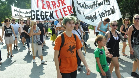 Viele B&uuml;rger fordern lautstark und auf Transparenten die Schlie&szlig;ung der Schliefenanlage. - &copy; Nicole Ellerbrake