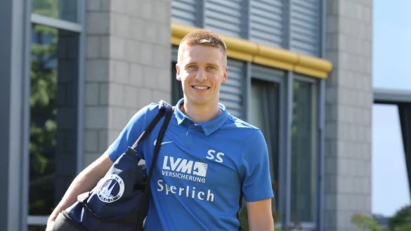 Simon Schneidermann hat die Sporttasche beim Besuch der LZ-Redaktion dabei. - © Oliver König