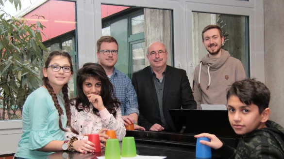 Die Sch&uuml;lerinnen (von links) Fadya (13) und Safaa (13) mit David Jetter, Ekkehard Mascher und Felix Starzonek sowie Sch&uuml;ler Pavel (13) - &copy; Carolin Brokmann