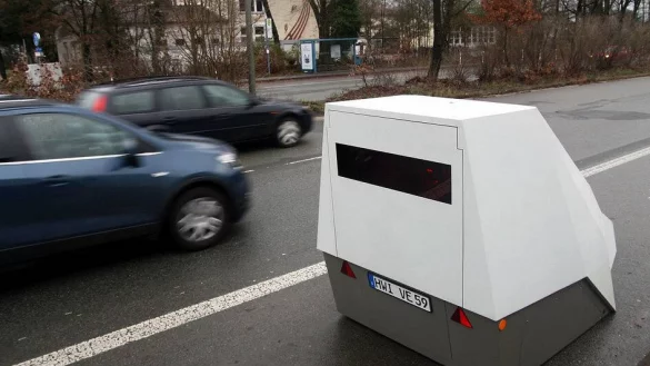Ein solcher sogenannter Enforcement Trailer stand in den vergangenen Monaten an der A2 in H&ouml;he Ahmsen und stellte knapp 2900 Tempoverst&ouml;&szlig;e fest. - &copy; Jens Reichenbach