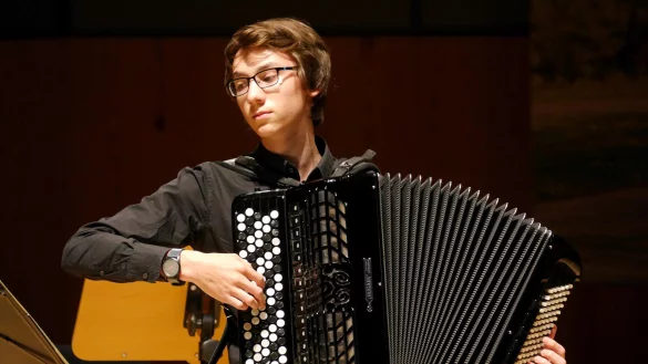 Virtuoser Spannungsbogen: Jacob Niller (16) ist einer der Nachwuchsmusiker, die bei der Darbietung in der Hochschule f&uuml;r Musik auf ihrem Instrument beeindruckt haben. - &copy; Thomas Kr&uuml;gler