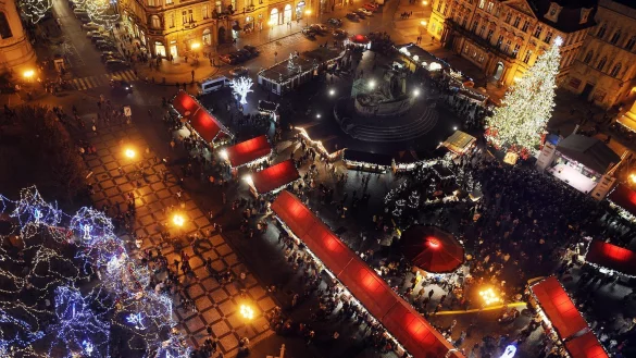 Weihnachtsmarkt in der Prager Altstadt - &copy; Foto: Filip Singer/EPA/Archiv