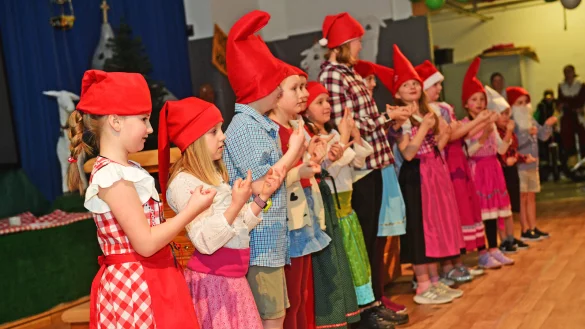 Die "Turnkinder sieben bis zehn Jahre" sind die Bergwichtel mit roter Zipfelm&uuml;tze. - &copy; Nicole Ellerbrake