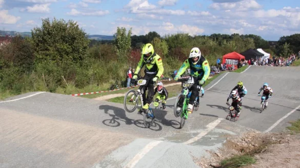 Zum Abheben: Die BMX-Bahn in Leopoldsh&ouml;he ist ein Dorado f&uuml;r sportlich ambitionierte Radfahrer. - &copy; Stefan Backe
