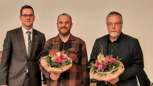 Bürgermeister Matthias Kalkreuter (von links) begrüßte Benjamin Tiedt (Grüne) und Klaus Schmiedekamp (FWG/BBL) als neue Ratsmitglieder. - © Lorraine Brinkmann