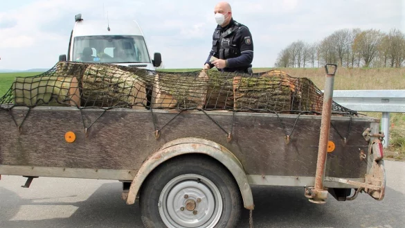 Beide Reifen des &uuml;berladenen Anh&auml;ngers waren unter der Last sichtlich niedergedr&uuml;ckt. - &copy; Polizei H&ouml;xter