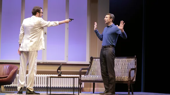 Heiko Rupprecht (rechts) und Jan Messutat stehen in der Salonkom&ouml;die Einszweiundzwanzig vor dem Ende auf der B&uuml;hne der Konzerthalle. - &copy; Dietrich Dettmann