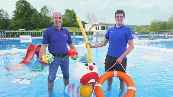 Die Betreiber des Freibades in Schieder, Rolf Stanislawski (links) und Frank Erbs, freuen sich, dass sie Kindern und Jugendlichen in diesem Jahr - dank der Unterst&uuml;tzung von Spendern - freien Eintritt gew&auml;hren k&ouml;nnen. - &copy; Michaela Wei&szlig;e