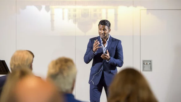 In Aktion: Biyon Kattilathu, Speaker und Motivationsentertainer aus Hagen, kommt nach Detmold. - © Privat