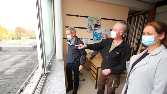 Sanierung Grundschule Langenholzhausen: Schulhausmeister Dirk Frevert (Mitte) spricht mit Bauamtsleiterin Ewa Hermann und Schulleiter Harald Hengstler &uuml;ber das sanierungsbed&uuml;rftige Flachdach. Im Hintergrund h&ouml;rt der scheidende Kalletaler Bauausschussvorsitzende Andr&eacute; Bierbaum zu, - &copy; Jens Rademacher