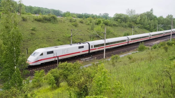 ICE auf offener Strecke - &copy; Foto: Julian Stratenschulte