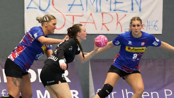 Diana D&ouml;gg Magnusdottir befindet sich hier noch im Duell mit den Blombegerinnen Stefanie Kaiser (links) und Lisa Frey. - &copy; Paul Cohen