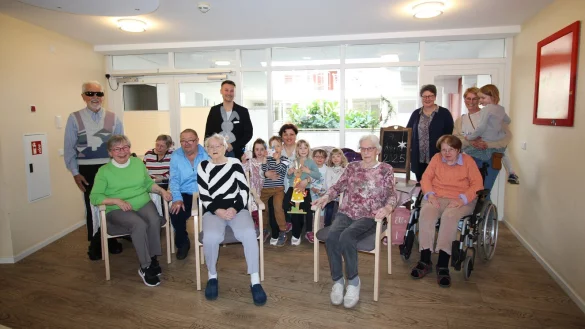 Jung und Alt im Einklang: Vorschulkinder der Musikschule Lemgo, Bewohner des Hanse-Hauses, Organisatoren und Förderer des Projekts „Musik im Quartier“ beim gemeinsamen musikalischen Osterfest. - © Christina-Carolin Rempe/Stiftung Für Lippe