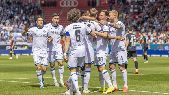 Schon früh hat der DSC Arminia in Ingolstadt Grund zum Jubeln. Mael Corboz bringt die Bielefelder bereits in der dritten Minute in Führung. - © IMAGO/Fotostand