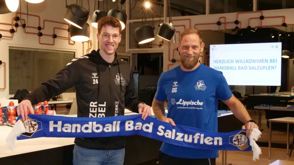 Moritz Sibma (links) begrüßt Oliver Glißmann als neuen Trainer von HBS II. - © Jörg Hagemann