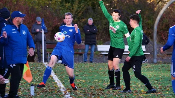 Aus oder noch im Feld? Kirchheides Philipp Winter geht der Kugel hinterher, w&auml;hrend zwei Sporker Spieler reklamieren. - &copy; J&ouml;rg Hagemann