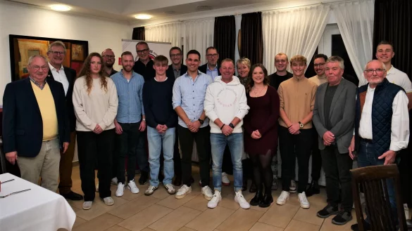 Stellvertretender Landrat Kurt Kalkreuter (von links) und Kreisvorsitzender Gottfried Dennebier ehrten Maja Scholand, Thorsten Bewersdorff, Marvin Schürmann, Jens Blanke, Lukas Nickel, Dr. Guido Mertens, Florian Hartmann, Michael Hambusch, Karsten Kuczer, Ingrid Fränzke, Sarah Christina Linnemeier, Vincent Wippisch, Steffen Dierks, Tim Philipp Bergen, Karl-Heinz Deneke, Eckhard Säck und Henry Schröder. - © Jörg Hagemann