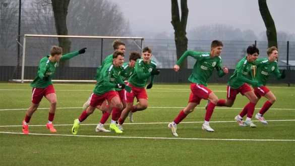 Wer ist als erster beim Elfmeterkiller? Nach der vierten Elfmeterparade von Timo Jakubik sprinteten die Blomberger Gratulanten im Eiltempo heran. - &copy; J&ouml;rg Hagemann