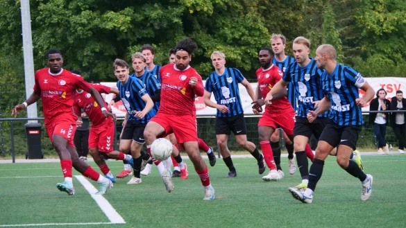 Tolga Pulat mischt die Jerxer-Abwehr auf. - © Jörg Hagemann