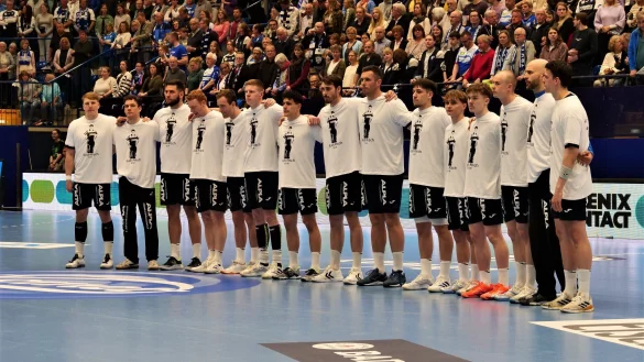 Mit speziellen T-Shirts mit dem Konterfei von Rüdiger Risch nahm die TBV-Mannschaft vor dem Anpfiff Aufstellung zur Gedenkminute. - © Jörg Hagemann