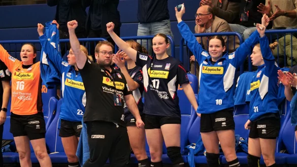 Große Freude bei der HSG Blomberg-Lippe: Nach dem 35:30 über JDA Bourgogne Dijon bejubelten Trainer Steffen Birkner und seine Ladys am Sonntag auch bei Motherson Mosonmagyarovari einen 34:32-Erfolg. - © Jörg Hagemann